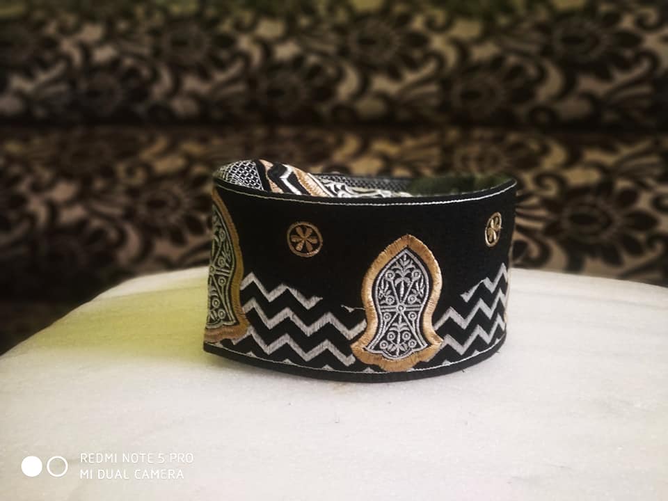 Zohaib Ashrafi Barkati Topi Black Golden With Naalein - Islamic Bazaar ...